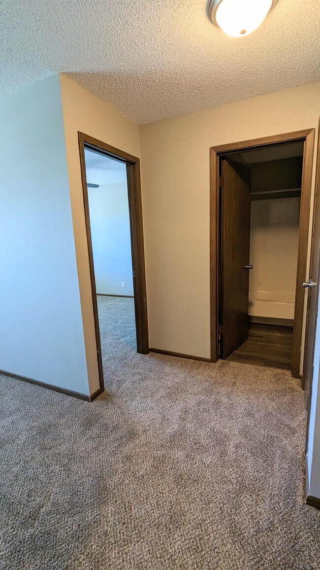 Oakview, Hiawatha, IA 52233 - photo 5