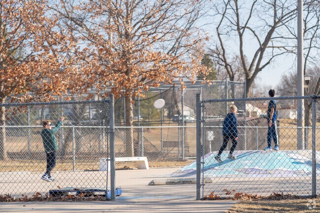 Armatage Park has many sports facilities for athletes in the neighborhood.