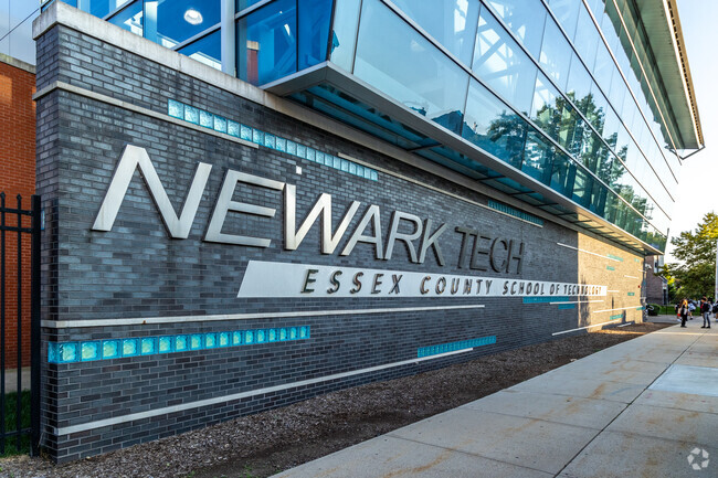 The student-teacher ratio at Newark Tech High School is 9.8:1.