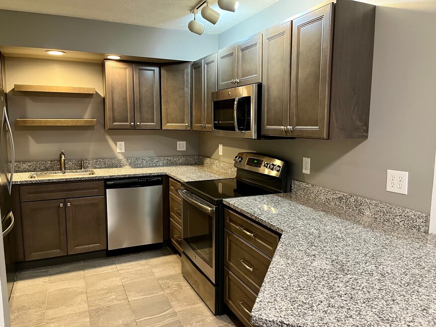 302 E Grove St unit B, Bloomington, IL 61701 - photo 1