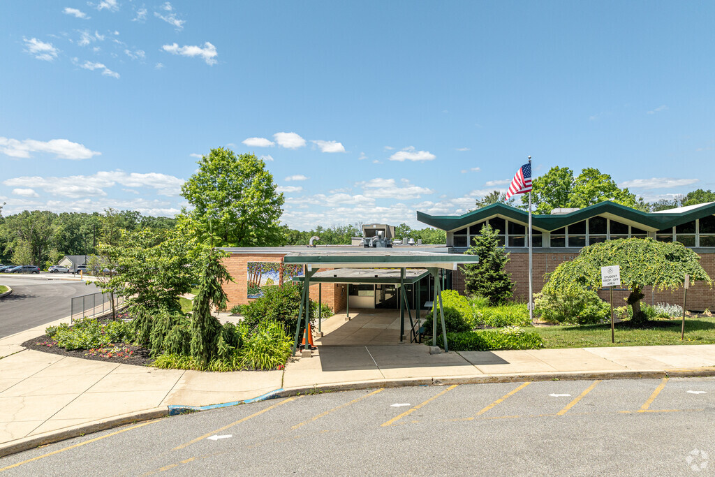 Glenwood Elementary School is a highly rated, public school located in Media, PA.