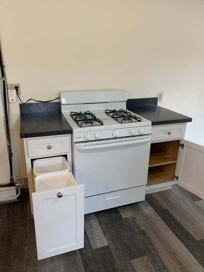 16 Lake St unit 16 Lake Street 2 Wes, Middletown, CT 06457 - photo 3