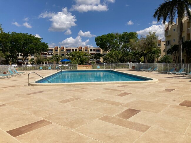 7800 Camino Real unit Village of Kings Cre, Miami, FL 33143 - photo 4
