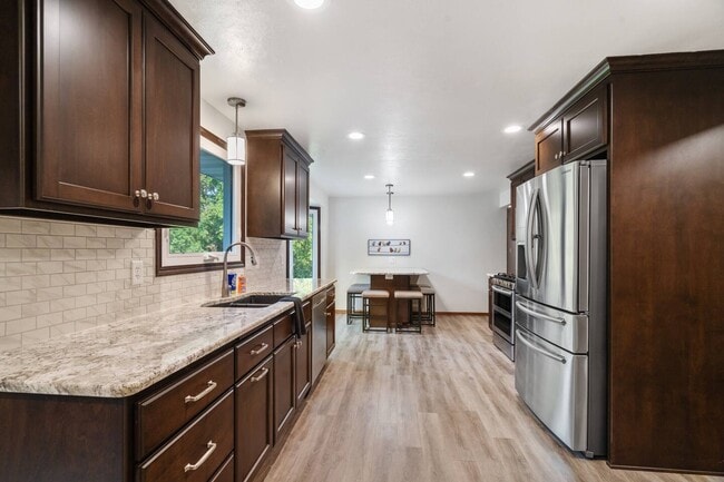 1212 Circle Dr, Green Bay, WI 54313 - photo 3