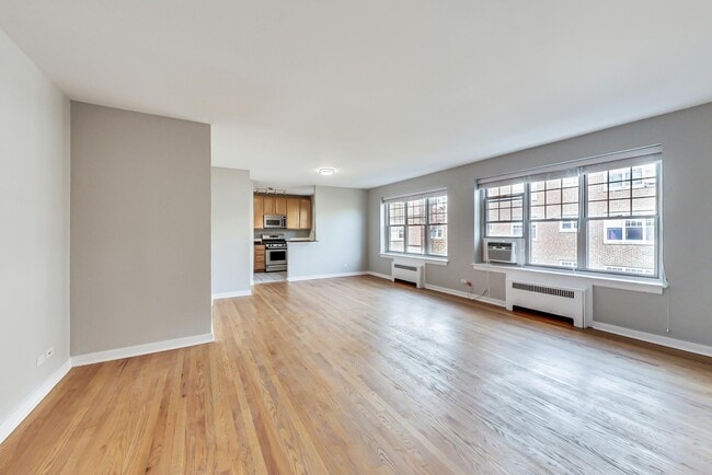 Discover Comfortable Living at Hampton Parkway in Evanston!, Evanston, IL 60201 - photo 4