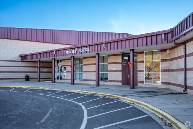 Pumpkin Center Primary provides education in the neighborhood of 
Lincoln County.