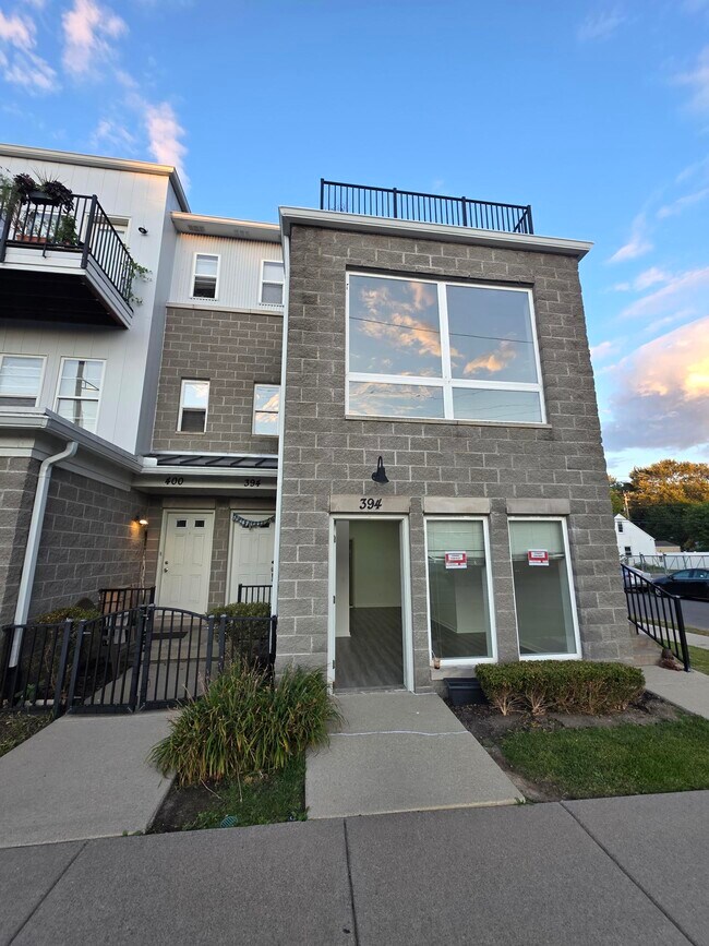 394 Hilton Rd Unit 101, Ferndale, MI 48220