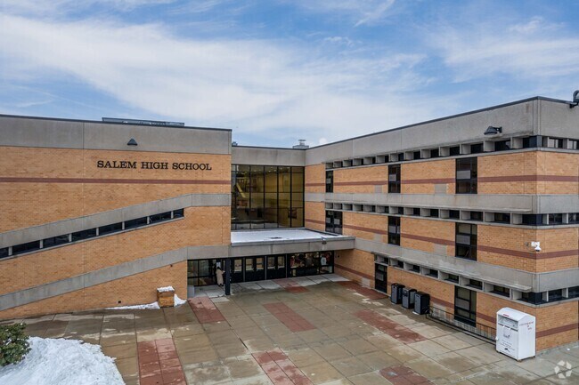 Salem High School educates the students of Salem, MA in grades 9th through 12th.