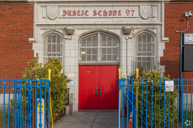 The student population of The Ps 97 Highlawn is 751.