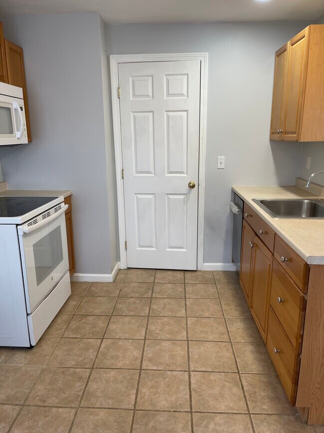 Kitchen with brand new dish washer