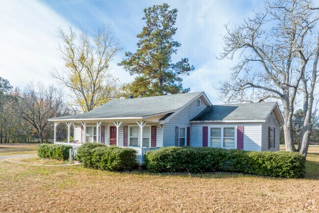 Old growth vegetation surrounds the homes and area of Gray Court.