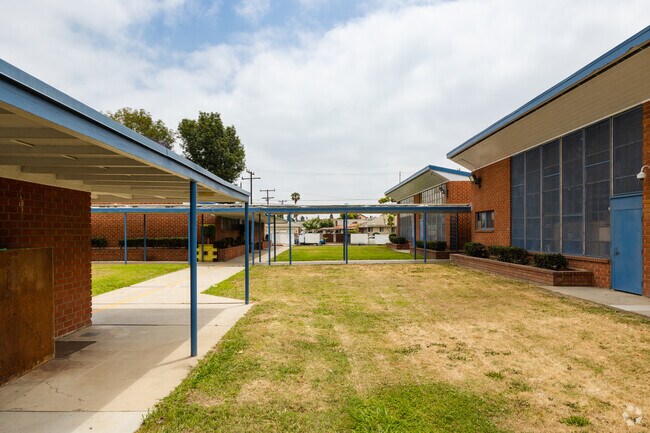 Bennett-Kew Elementary School in Inglewood, CA offers lawns between classrooms.
