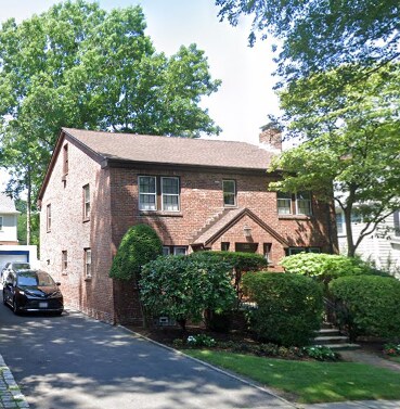 12 Thornton Rd Unit 1, Chestnut Hill, MA 02467