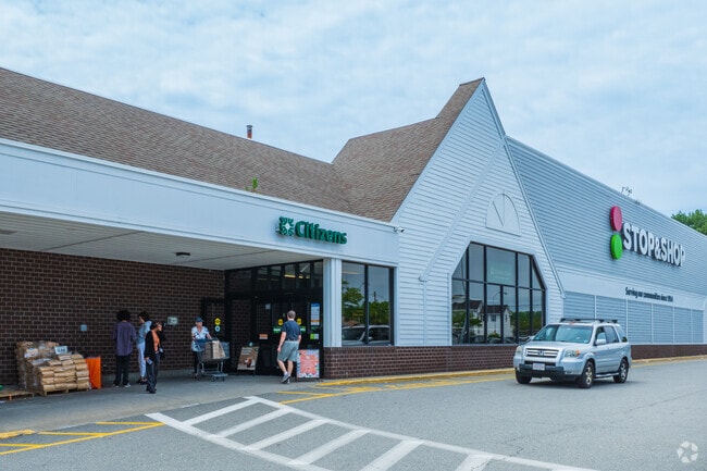 Residents of Lindenwood can easily access everyday groceries at the nearby Stop&Shop.