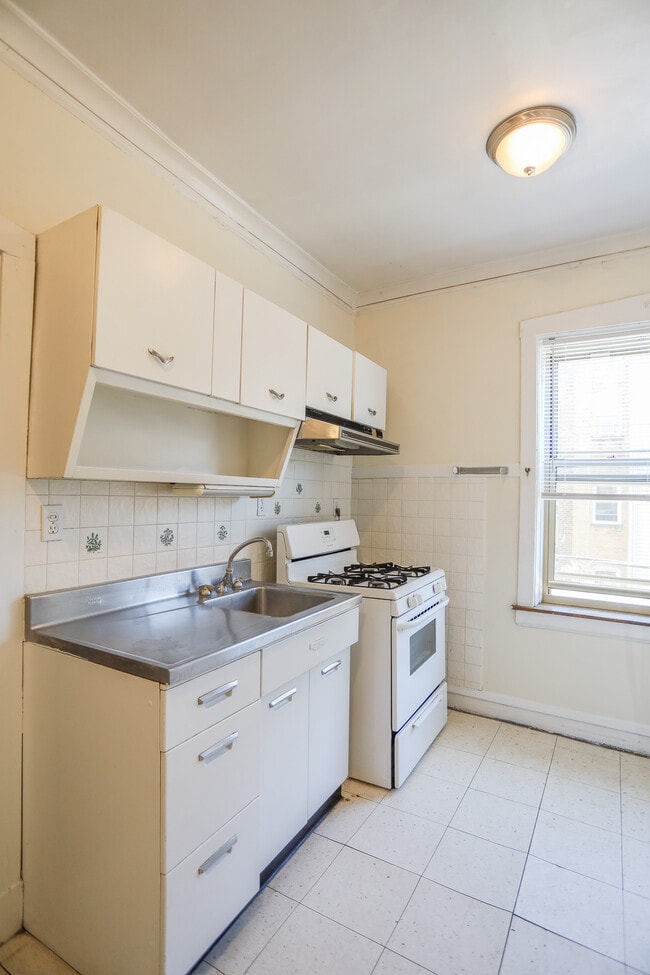 7720 N Sheridan Rd Unit 2V, Chicago, IL 60626