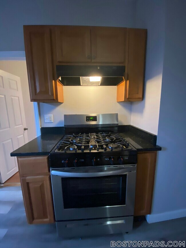 96 Woodledge St unit 3L, Dorchester, MA 02125 - photo 3