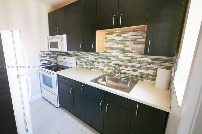 11105 NE 9th Ave, Biscayne Park, FL 33161 - photo 5