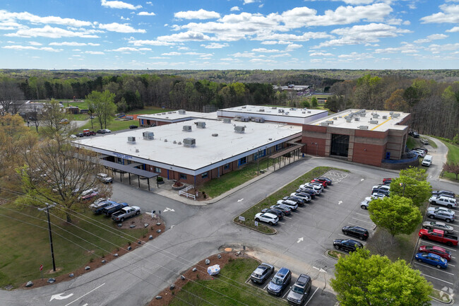 Chestnut Grove Middle School has a student-teacher ratio of 16 to 1.