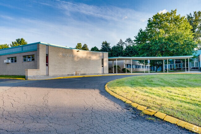 Glidersleeve School serves students in grades 2nd through 4th.