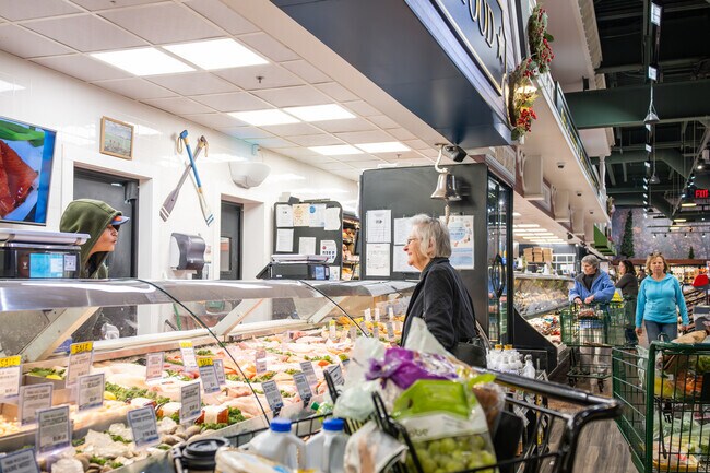 Shop for fresh produce and quality meat at Dave's Fresh Market in Eden Park, RI.