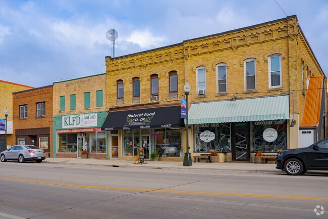 Independent shops and the co‑op highlight Litchfield’s maker spirit.