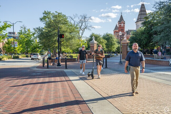 Cary Woods is conveniently located near Auburn's namesake, Auburn University.