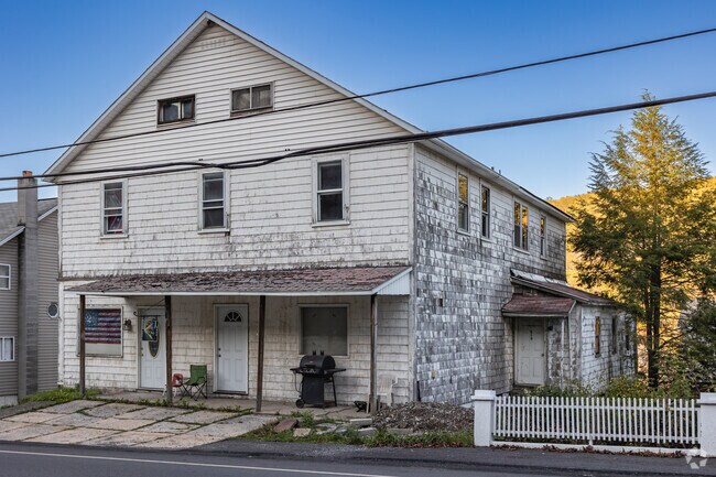 This classic Colonial home Summerhill sits at the top of Beaverdale.
