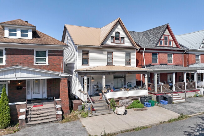 The Sixth Ward community is represented by all types of homes for residents to choose from.