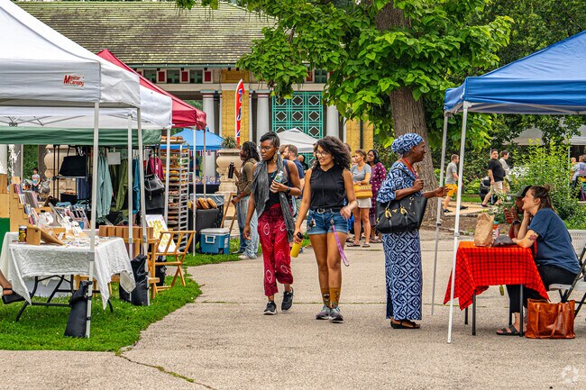 Tower Grove Park hosts a farmers market on Tuesdays and Saturdays.