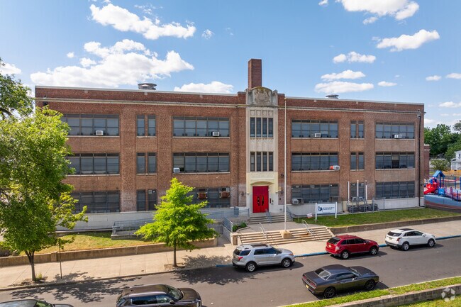 Henry H. Davis School serves grades PreK-8th grade assisting students be be successful.