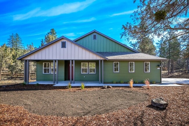 1205 Vine Maple Dr, Klamath Falls, OR 97601 - photo 2