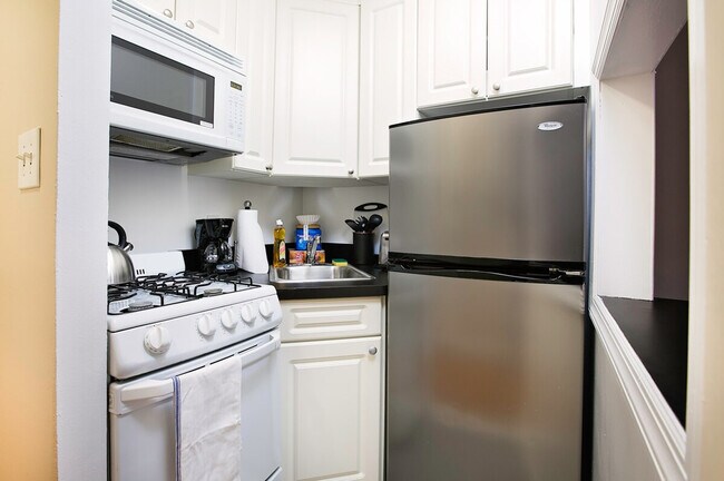 300 E 74th St unit ID1031989P, New York, NY 10021 - photo 4