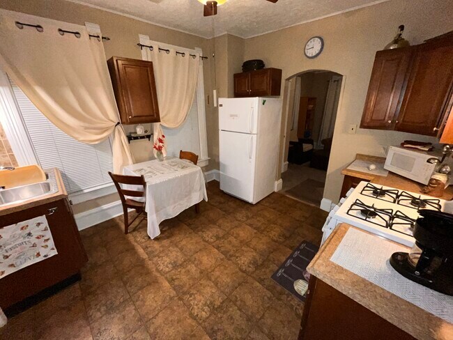 2002 W 4th St unit A, Davenport, IA 52802 - photo 3