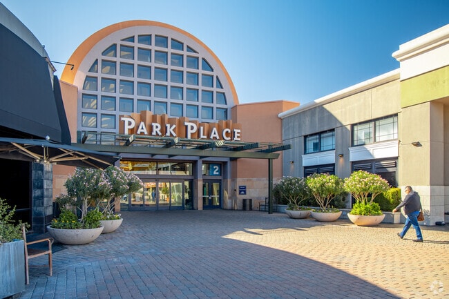 Park Place mall dominates the retail options in Colonia Del Valle with a massive footprint.