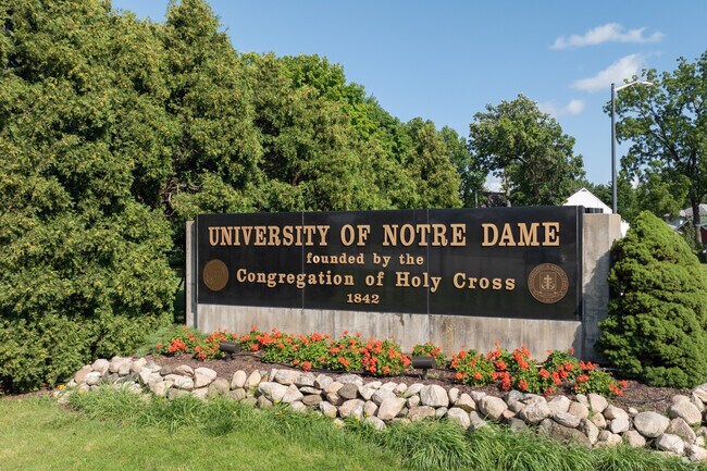 The university of Norte Dame is right next door to the residents of Harter Heights.
