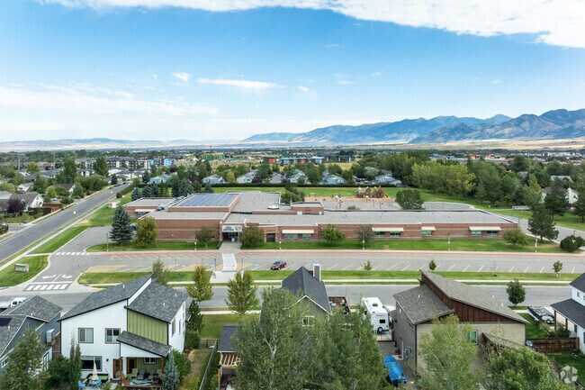 Emily Dickinson School has an average student to teacher ratio of 15 to 1.