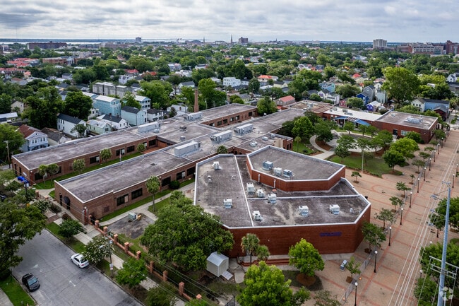 Simmons Pinckney Middle is easily accesible in Charleston.
