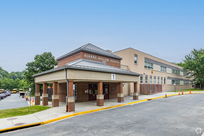 Sleepy Hollow Elementary earns a B rating from Niche.