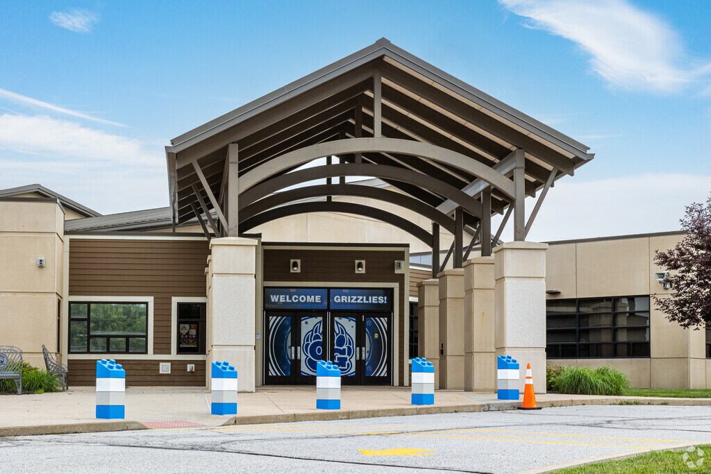 Oak Grove Elementary School has 506 students in grades PK, K-6.