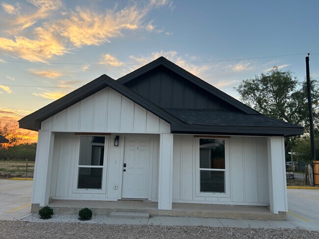 229 Dub Dr unit 2, Eagle Pass, TX 78852 - photo 2