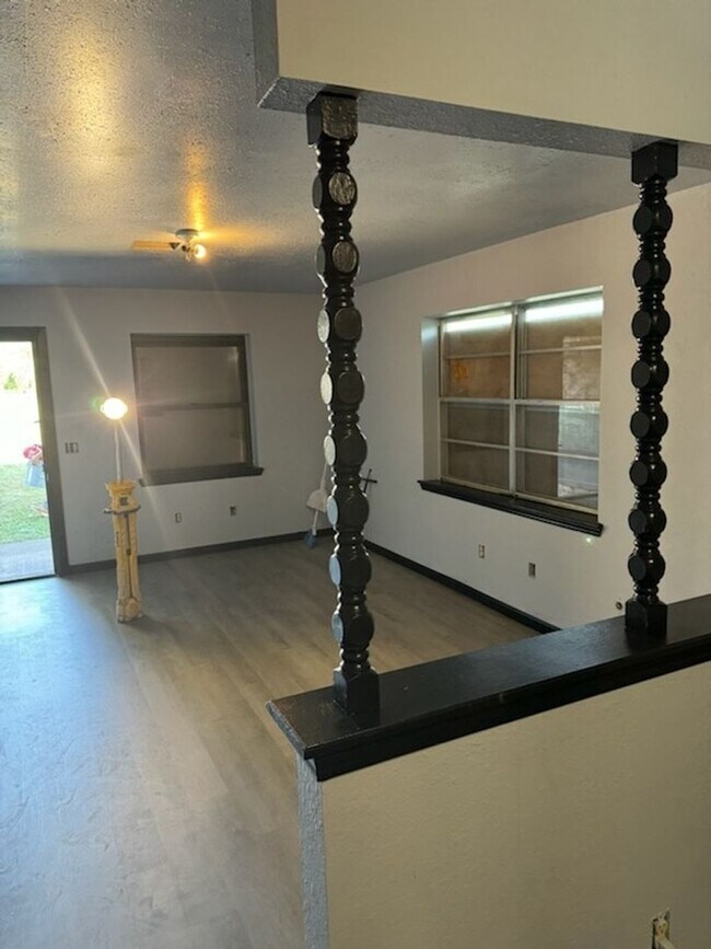 816 S 2nd St, Chickasha, OK 73018