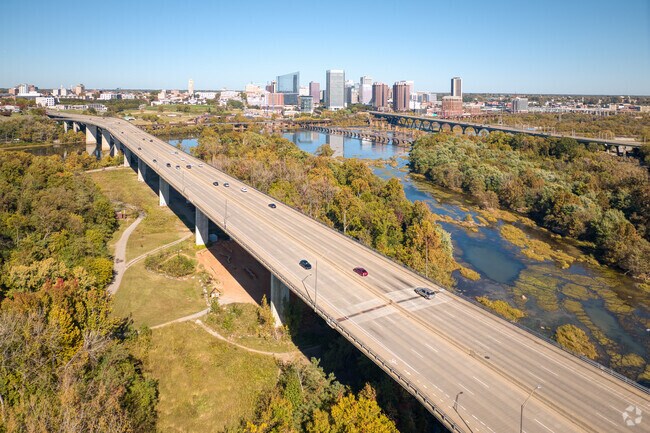 Downtown Richmond is a short drive from the community of Brandermill.