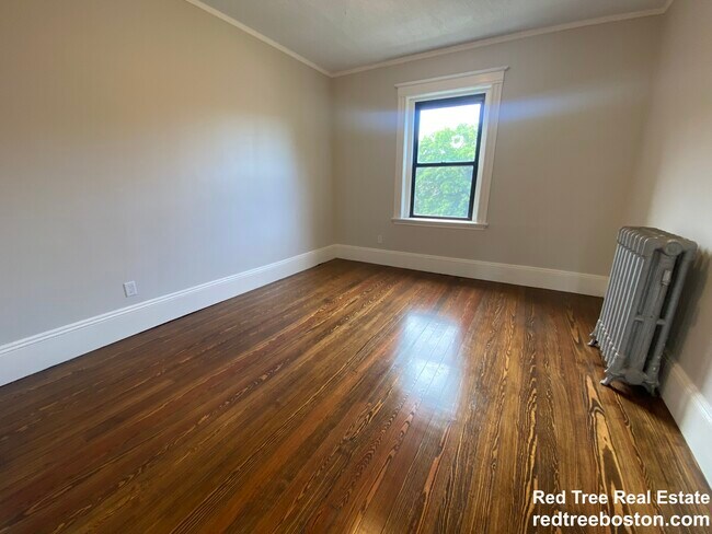 1855 Beacon St unit 3-bed 1-bathU3 Brook, Brookline, MA 02445 - photo 4
