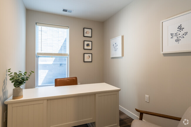 1BR, 1BA +Den - 1,044SF