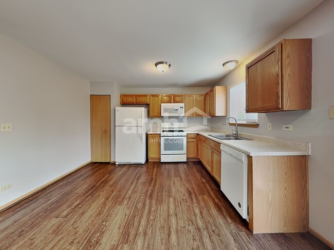 233 E Cobbler Ct, Round Lake Beach, IL 60073 - photo 3