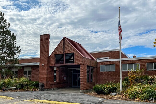 Hollis-Brookline Junior High School is located in the Hollis neighborhood.