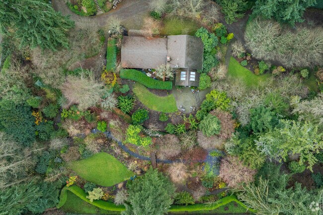 Take a stroll to admire the incredible landscaping at Powellswood Gardens near Buenna.