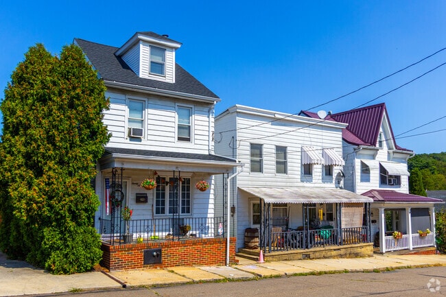 Although rural, small lots abound in the village of Blythe.