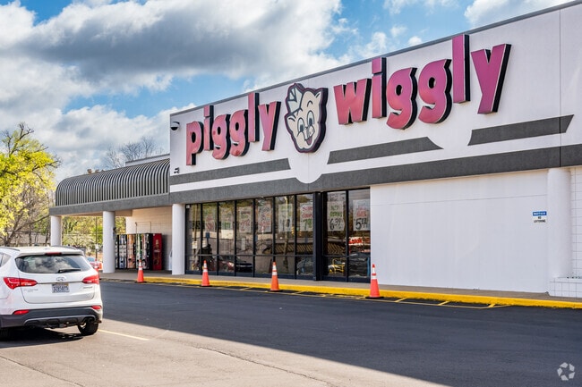 The exterior of the nearby Piggly Wiggly close to the East Lake neighborhood.