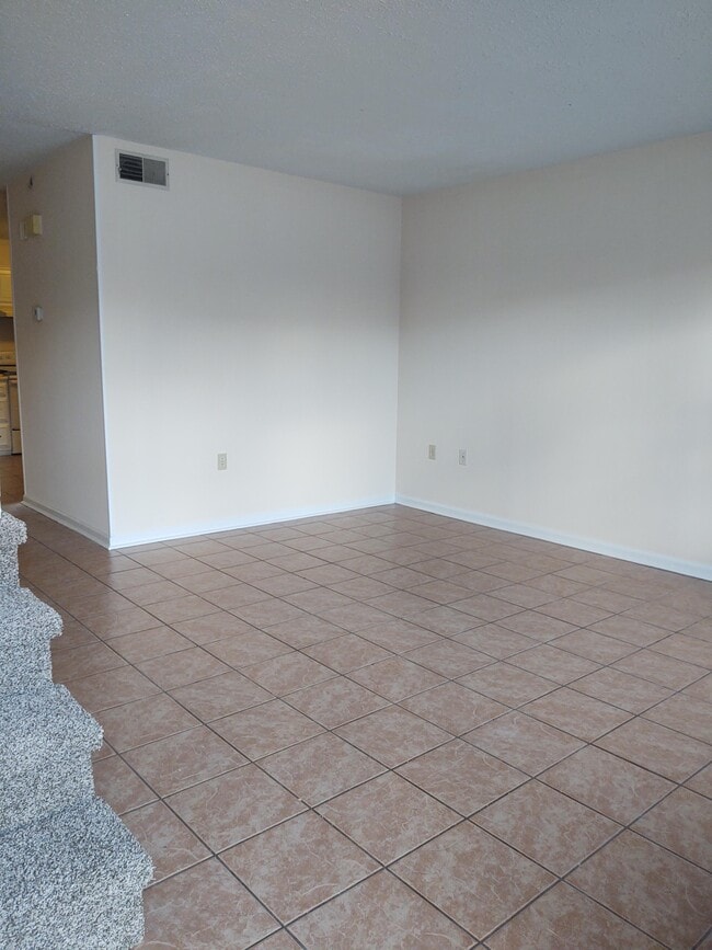 Interior entrance tile throughout 1st floor